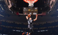 开云体育中国官网-双重征服，湖人淘汰赛惊险过关，米切尔世界排名战上演王者接管