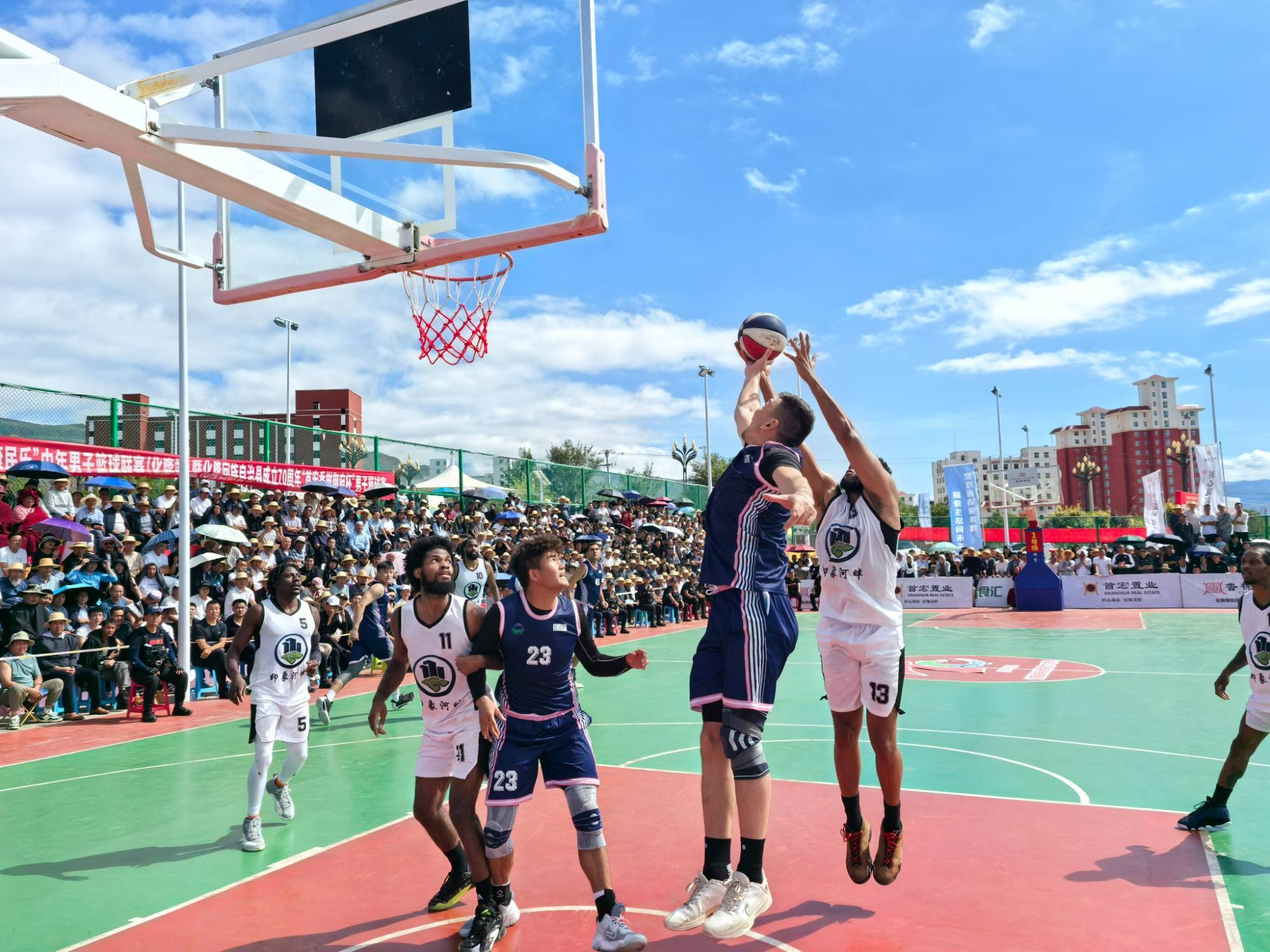 包含运动员们全神贯注，拼搏奋力，篮球比赛场面激昂澎湃的词条