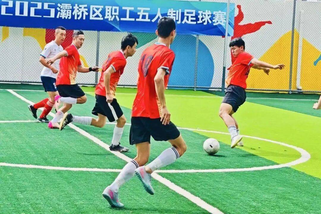 角逐激烈，球队团结合作备战的简单介绍