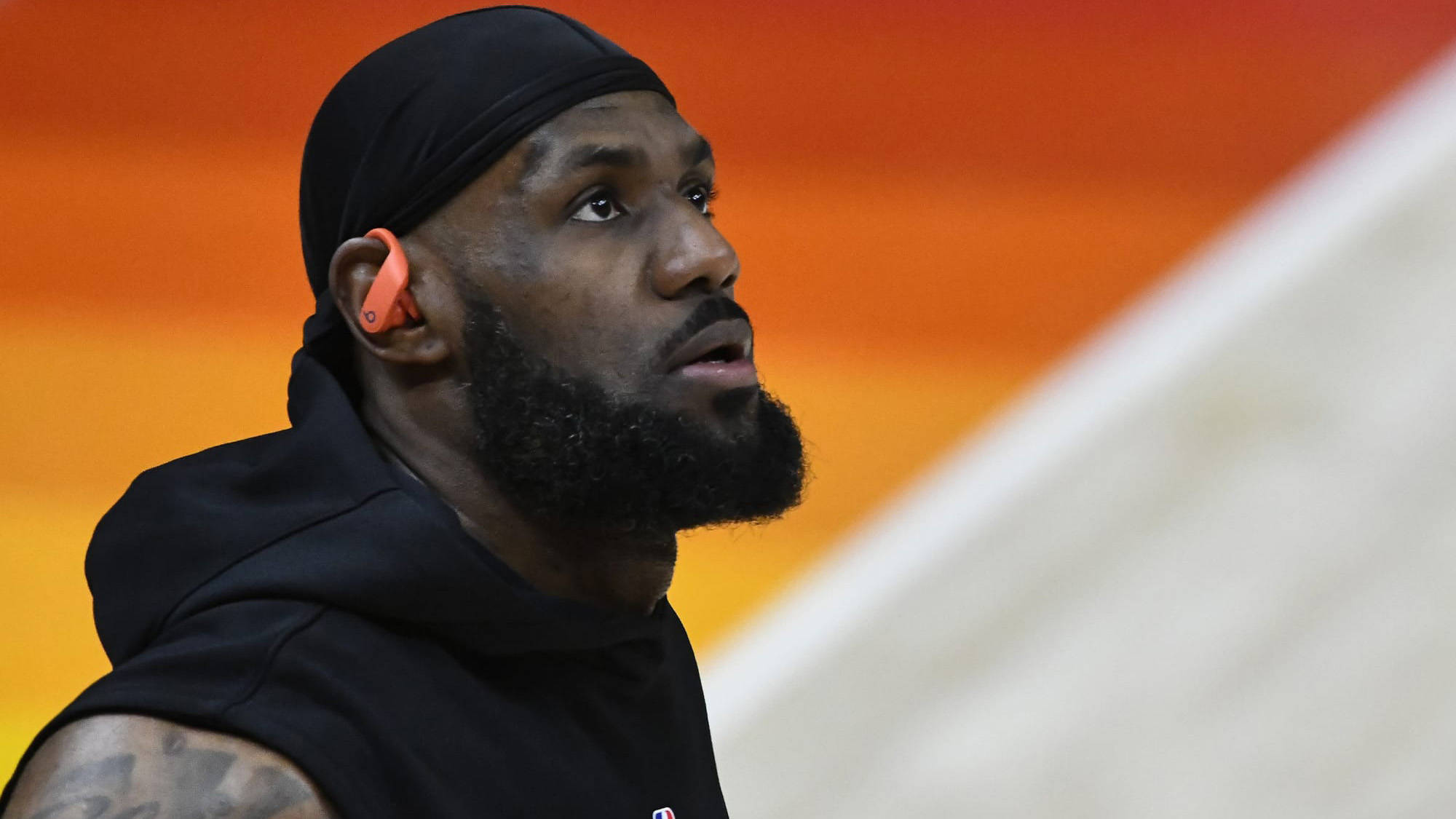 汉诺威96踩着对手高层,引发球迷热议 汉诺威96踩着对手高层,引发球迷热议