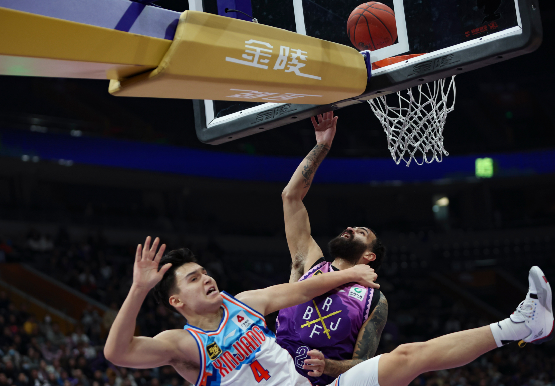 关于新疆队遭遇困难，英勇逆袭成功的信息